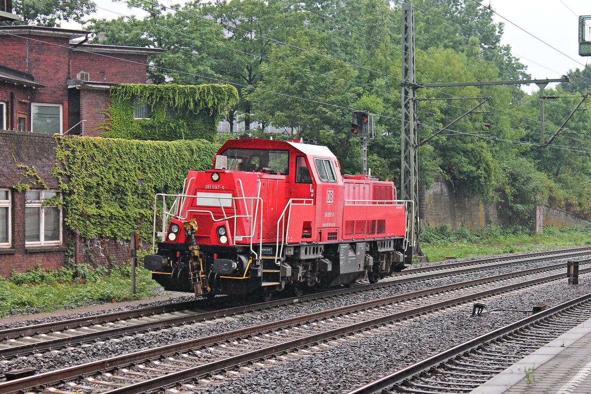 Durchfahrt am Nachmittag des 06.07.2019 von 261 097-0 als Lokzug aus dem Hamburger Hafen durch den Bahnhof von Hamburg Harburg in Richtung Rangierbahnhof Maschen.