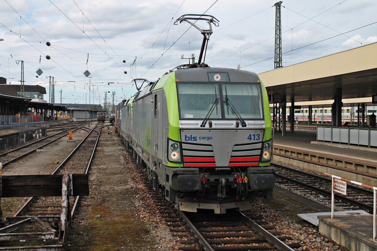 Durchfahrt am Nachmittag des 08.03.2018 von Re 475 413 zusammen mit Re 475 415 und einem Containerzug über Gleis 1 durch den Badischen Bahnhof von Basel in Richtung Rangierbahnhof  Muttenz.