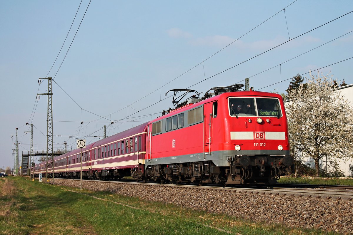 Durchfahrt am Nachmittag des 11.04.2019 von der 111 012 mit dem Pilger-Sonderzug DPE 27894 (Altenbeken - Lourdes) durch den Haltepunkt von Auggen über die Rheintalbahn in Richtung Basel, wo sie ihren Zug an die SBB übergeben wird.