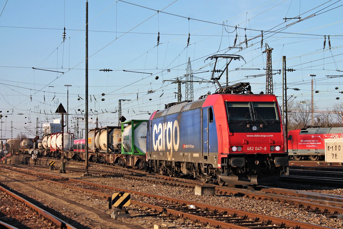 Durchfahrt am Nachmittag des 14.02.2018 von Re 482 047-8 mit einem Containerzug aus Belgien, welchen sie seit Aachen West bespannte, durchs nördliche Vorfeld vom Badischen Bahnhof von Basel in Richtung Rangierbahnhof Muttenz.