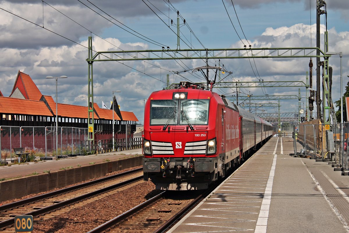Durchfahrt am Nachmittag des 17.07.2019 von ELL/Transdev Sverige AB 193 253 mit dem Snälltåget (Stockholm C - Malmö C) durch den Haltepunkt von Hjärup in Richtung Zielbahnhof, welcher nur noch wenige Kilometer entfernt ist.