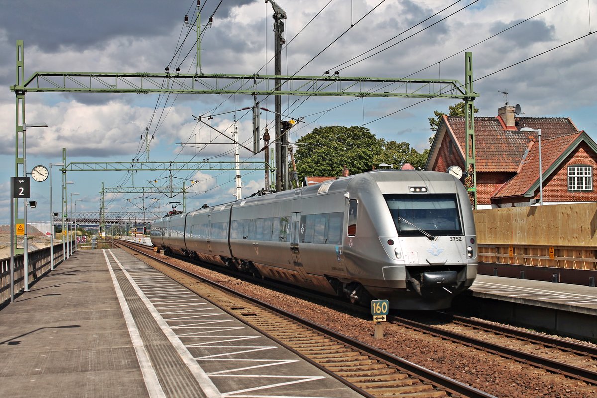 Durchfahrt am Nachmittag des 17.07.2019 von SJ X3 3752 als SJ Snabbtåg (Göteborg C - Malmö C) durch den Haltepunkt von Hjärup in Richtung Zielbahnhof, welcher in Kürze erreicht wird.