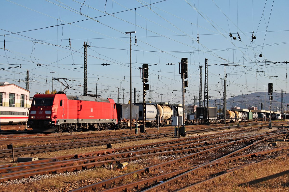 Durchfahrt am Nachmittag des 18.10.2017 von 185 317-5 mit einem Containerzug über Gleis 4 durch den Badischen Bahnhof von Basel in Richtung Weil am Rhein. (Fotostandpunkt von öffentlich zugänglichen Parkplatz)
