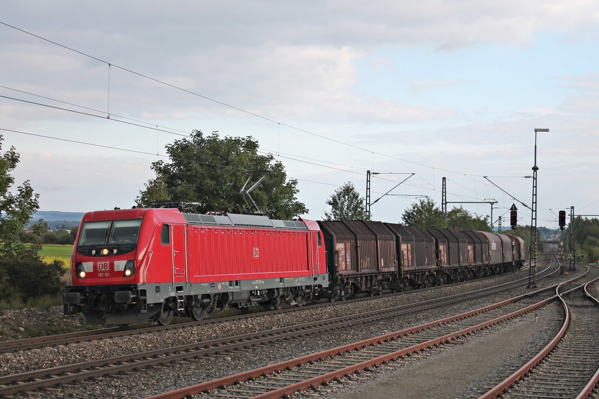 Durchfahrt am Nachmittag des 20.09.2017 von 187 101 mit einem kurzen Coilzug durch den Bahnhof von Welschingen-Neuhausen in Richtung Norden.