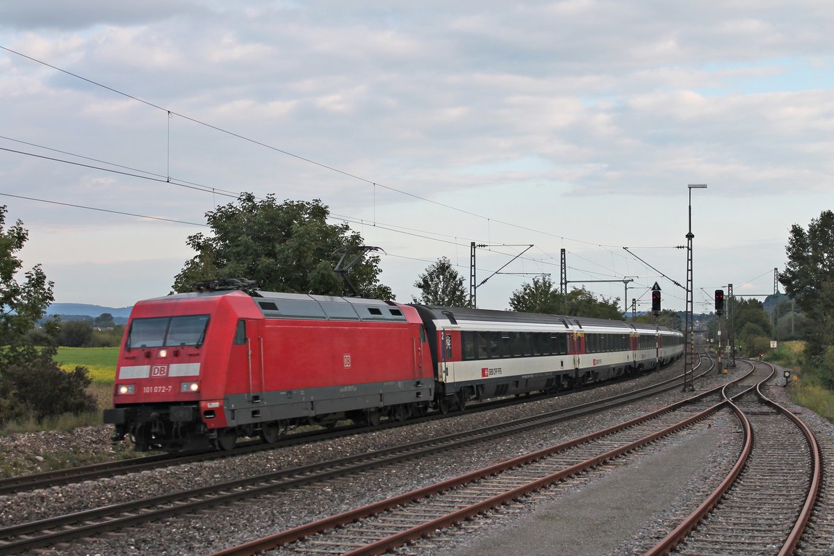 Durchfahrt am Nachmittag des 20.09.2017 von 101 072-7 mit einem IC (Zürich HB - Stuttgart Hbf), den sie kurz zuvor in Singen (Hohentwiel) übernommen hatte, durch Welschingen-Neuhausen in Richtung Engen.
