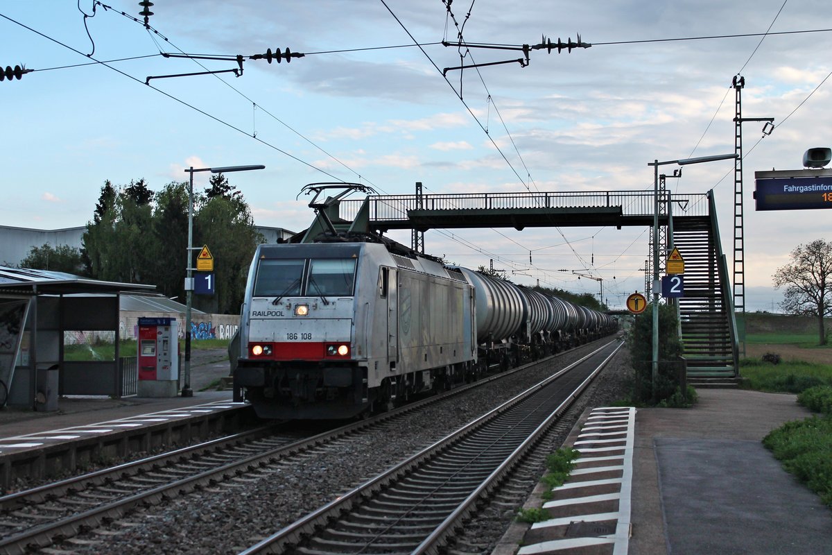 Durchfahrt am Nachmittag des 25.04.2019 von Rpool/BLSC 186 108 mit einem leeren Kesselzug (Glattbrugg - Rotterdam Pernis) durch den Haltepunkt von Auggen über die Rheintalbahn in Richtung Freiburg (Breisgau).