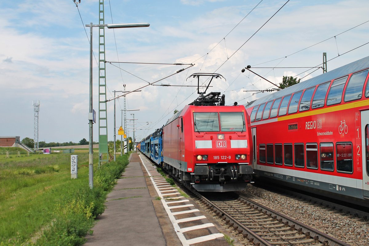 Durchfahrt am Nachmittag des 25.05.2019 von 185 122-9 mit einem Autoganzzug (Mannheim Rbf - Basel Bad Rbf) durch den Haltepunkt von Auggen im Markgräflerland in Richtung Zielbahnhof, welcher nur noch wenige Kilometer entfernt war.