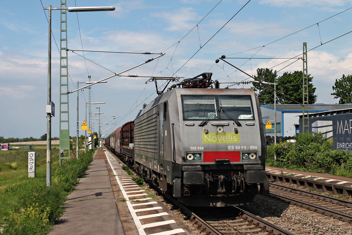 Durchfahrt am Nachmittag des 25.05.2019 von MRCE/SBBC ES 64 F4-094 (189 994-7)  Novelis/Sierre  mit dem DGS 48621 (Göttingen Gbf - Muttenz -  Sierre ) durch den Haltepunkt von Auggen im Rheintal in Richtung Basel.