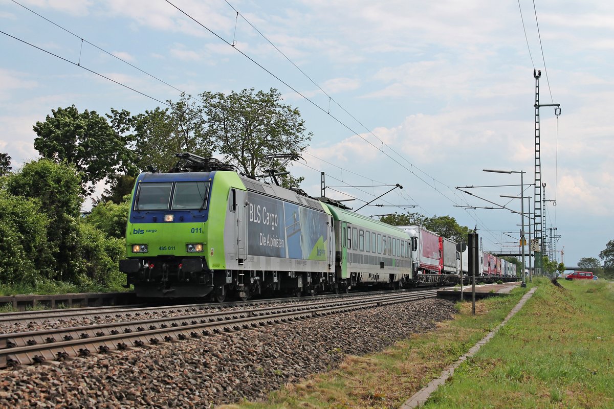 Durchfahrt am Nachmittag des 25.05.2019 von Re 485 011 mit ihrer RoLa (Novara Boschetto - Freiburg (Brsg) Rbf) durch den Haltepunkt von Auggen in Richtung Zielbahnhof, welcher nur noch wenige Kilometer entfernt war.