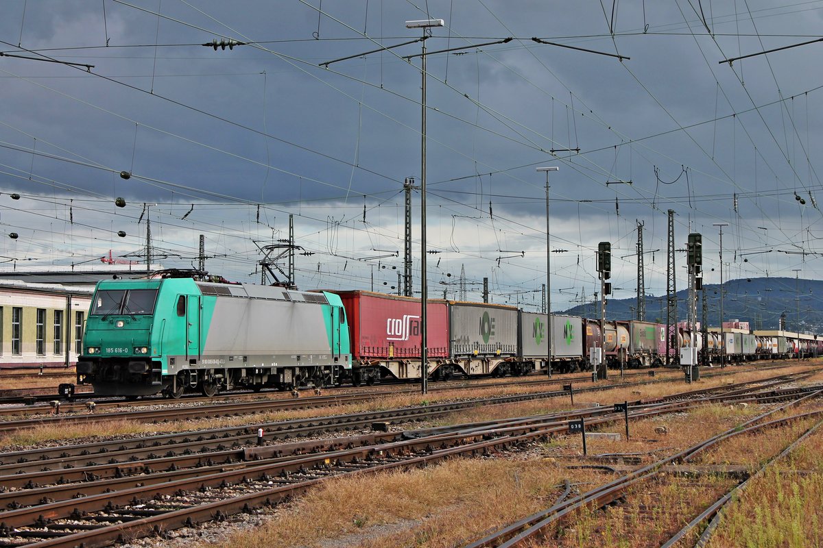 Durchfahrt am Nachmittag des 25.09.2019 von ATLU/XRAIL 185 616-0 mit einem Containerzug nach Belgien, welchen sie bis Aachen West bespannen wird, über Gleis 4 durch den Badischen Bahnhof von Basel in Richtung Weil am Rhein.