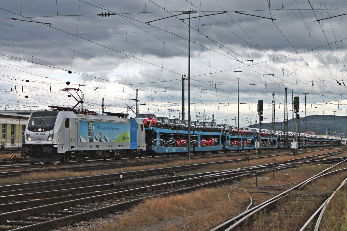 Durchfahrt am Nachmittag des 25.09.2019 von Rpool/BLSC 187 006-2  BLS Cargo. Die Alpinisten.  mit dem  Fiat -Autozug DGS 47012 (S. Nicola di Melfi - Lahr (Schwarzw.)) über Gleis 4 durch den Badischen Bahnhof von Basel in Richtugn Basel Bad Rbf, wo zuerst noch eine Drehfahrt mit dem Zug gemacht wird, bevor es weiter ans Ziel ging.