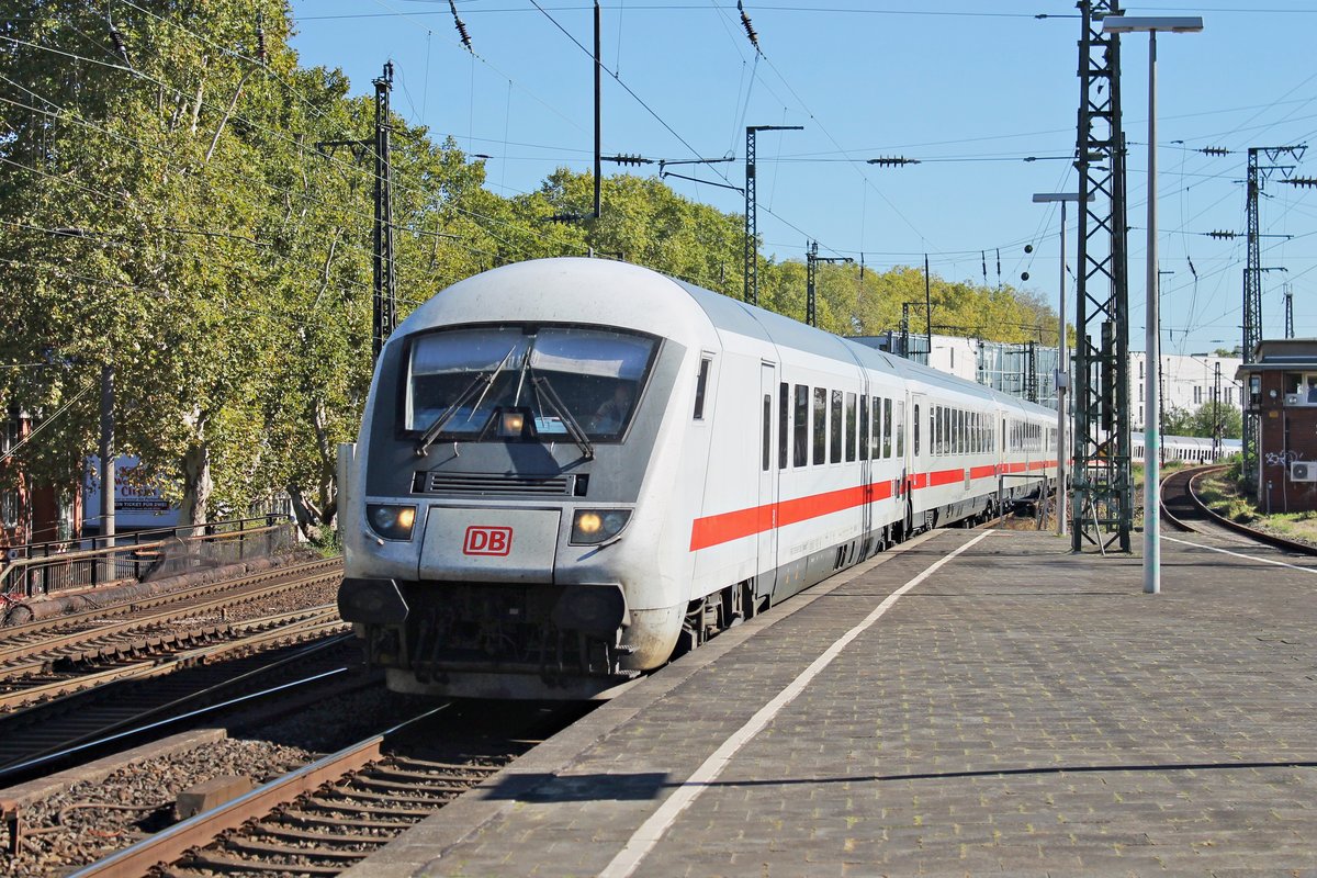 Durchfahrt am Nachmittag des 27.09.2018 vom IC-Steuerwagen D-DB 73 80 80-91 300-2 (Bauart: Bpmmbdzf 286.3) zusammen mit der 101 045-3 als Schublok als InterCity durch den Bahnhof von Köln Süd in Richtung Hauptbahnhof.