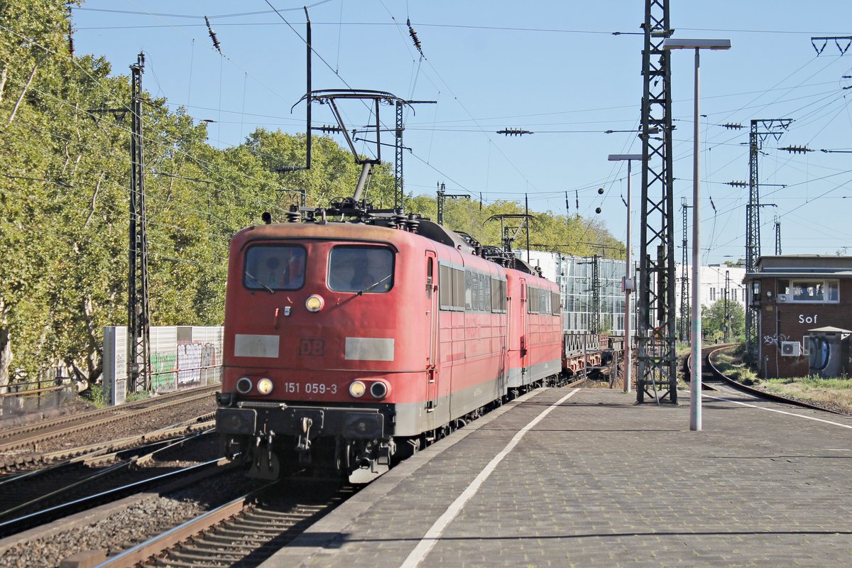 Durchfahrt am Nachmittag des 27.09.2018 von Rpool/DBC 151 059-3 zusammen mit Rpool/DBC 151 163-3 und dem leeren  Andernacher -Coilzug (Andernach - Oberhausen) durch den Bahnhof von Köln Süd in Richtung Köln West.