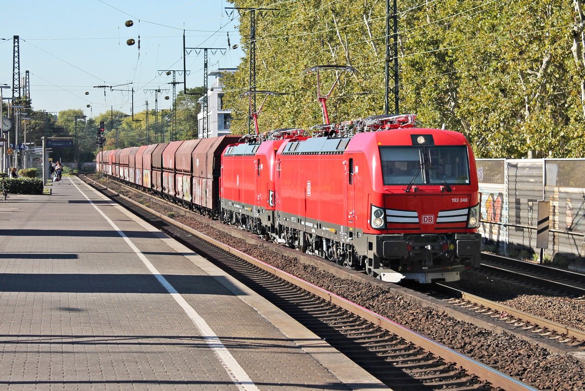 Durchfahrt am Nachmittag des 27.09.2018 von den ziemlich neuen 193 346 und 193 345, als sie mit einem langen und schweren Falns-Zug nach München, welcher mit Kohle beladen war, durch den Bahnhof von Köln West in Richtung Gremberg fuhren.