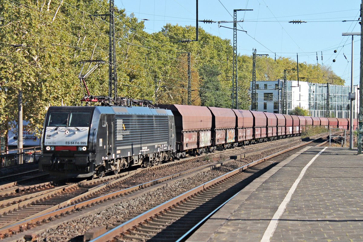 Durchfahrt am Nachmittag des 27.09.2018 von MRCE/NIAG ES 64 F4-995 (189 095-3) mit einem leeren Falns-Zug (Neunkirchen - Moers), kommend von Köln Eifeltor, durch den Bahnhof von Köln Süd.