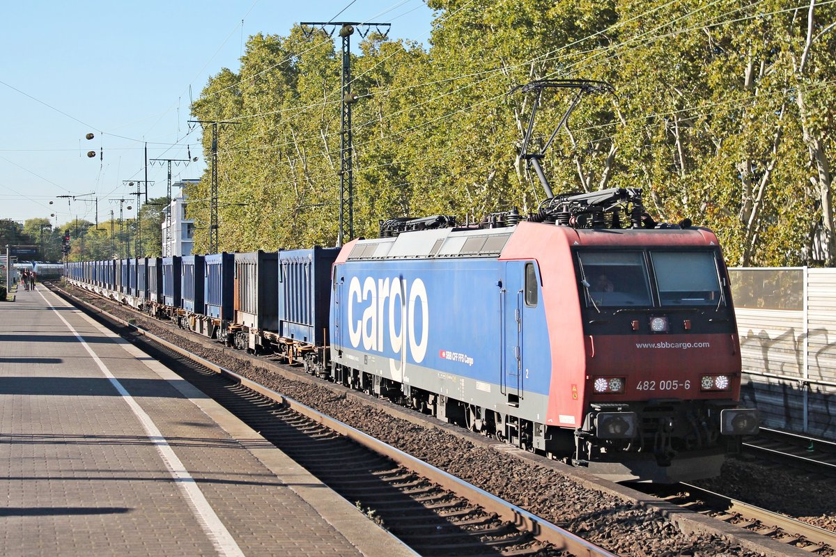 Durchfahrt am Nachmittag des 27.09.2018 von Re 482 005-6 mit einem Containerzug nach Italien durch den Bahnhof von Köln Süd in Richtung Gremberg.