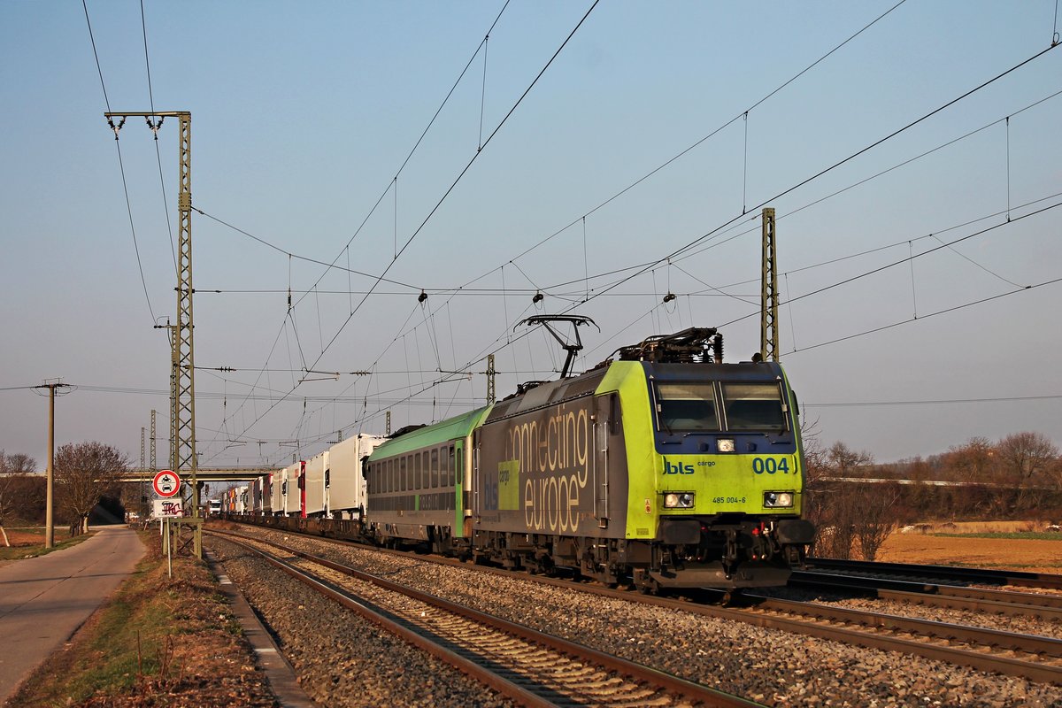 Durchfahrt am Nachmittag des 28.02.2019 von Re 485 004-6 mit einer fast vollen RoLa (Freiburg (Brsg) Rbf - Novara Boschetto) durch den Bahnhof von Müllheim (Baden) in Richtung Schweizer Grenze.