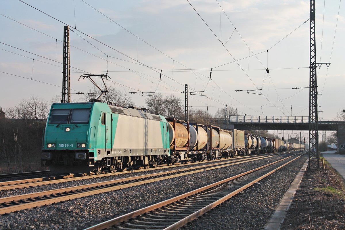 Durchfahrt am Nachmittag des 28.02.2019 von ATLU/XRAIL 185 614-5 mit einem Containerzug nach Belgien, den sie bis Aachen West bespannte, durch die Überholgleise  vom Bahnhof Müllheim (Baden) in Richtung Freiburg (Breisgau).
