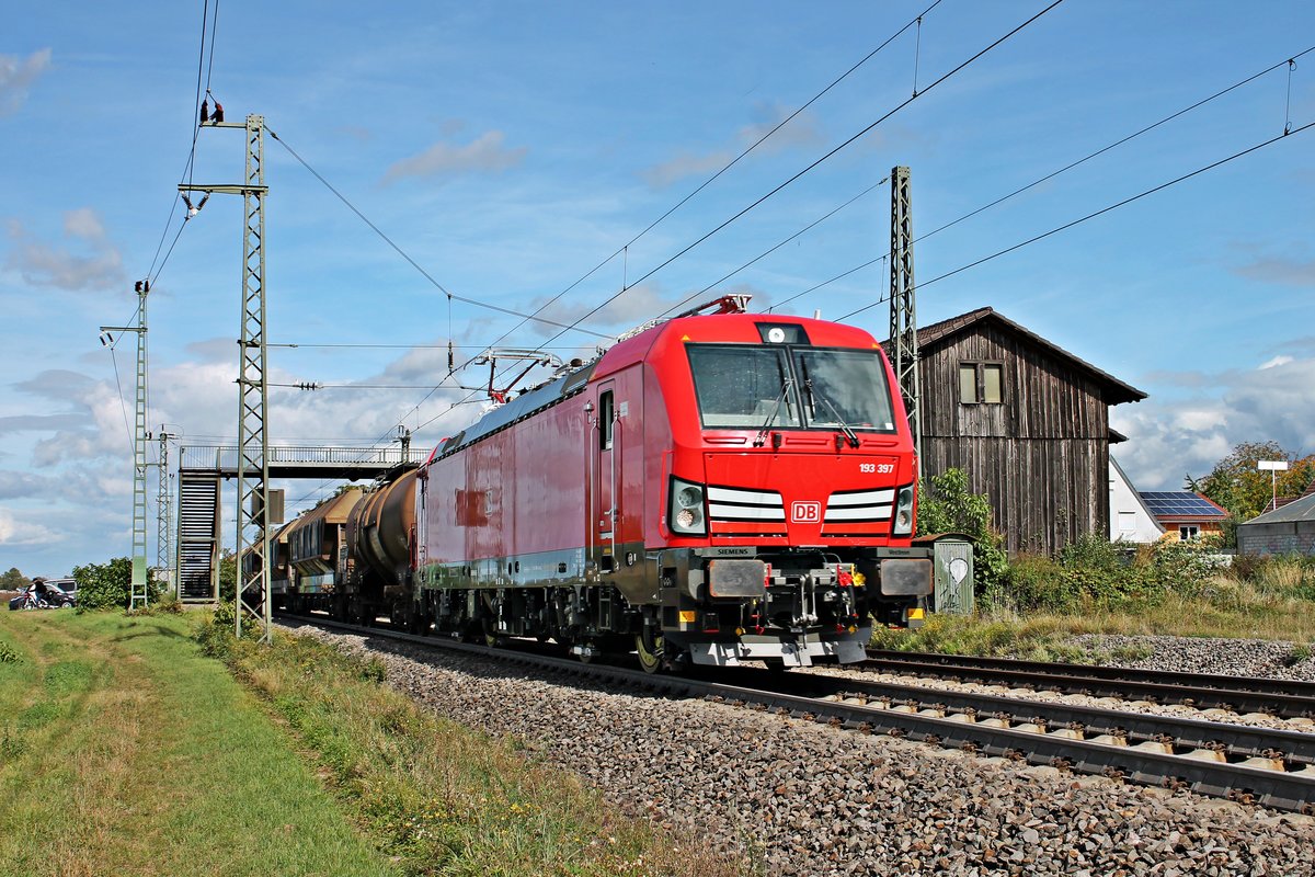 Durchfahrt am Nachmittag des 28.09.2019 von der 193 397, welche zum Zeitpunkt der Aufnahme noch Fabrikneu war,  mit einem gemischten Güterzug (Mannheim Rbf - Basel Bad Rbf) durch den Haltepunkt von Auggen im Markgräflerland in Richtung Schweizer Grenze.