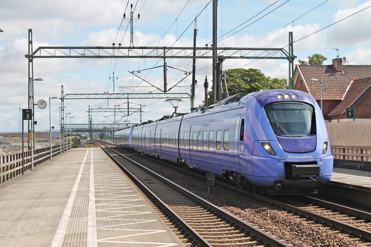 Durchfahrt am Vormittag des 17.07.2019 von Skånetrafiken X 61089 zusammen mit Skånetrafiken X 61092 als Pågatågen durch den Haltepunkt von Hjärup in Richtung Malmö.