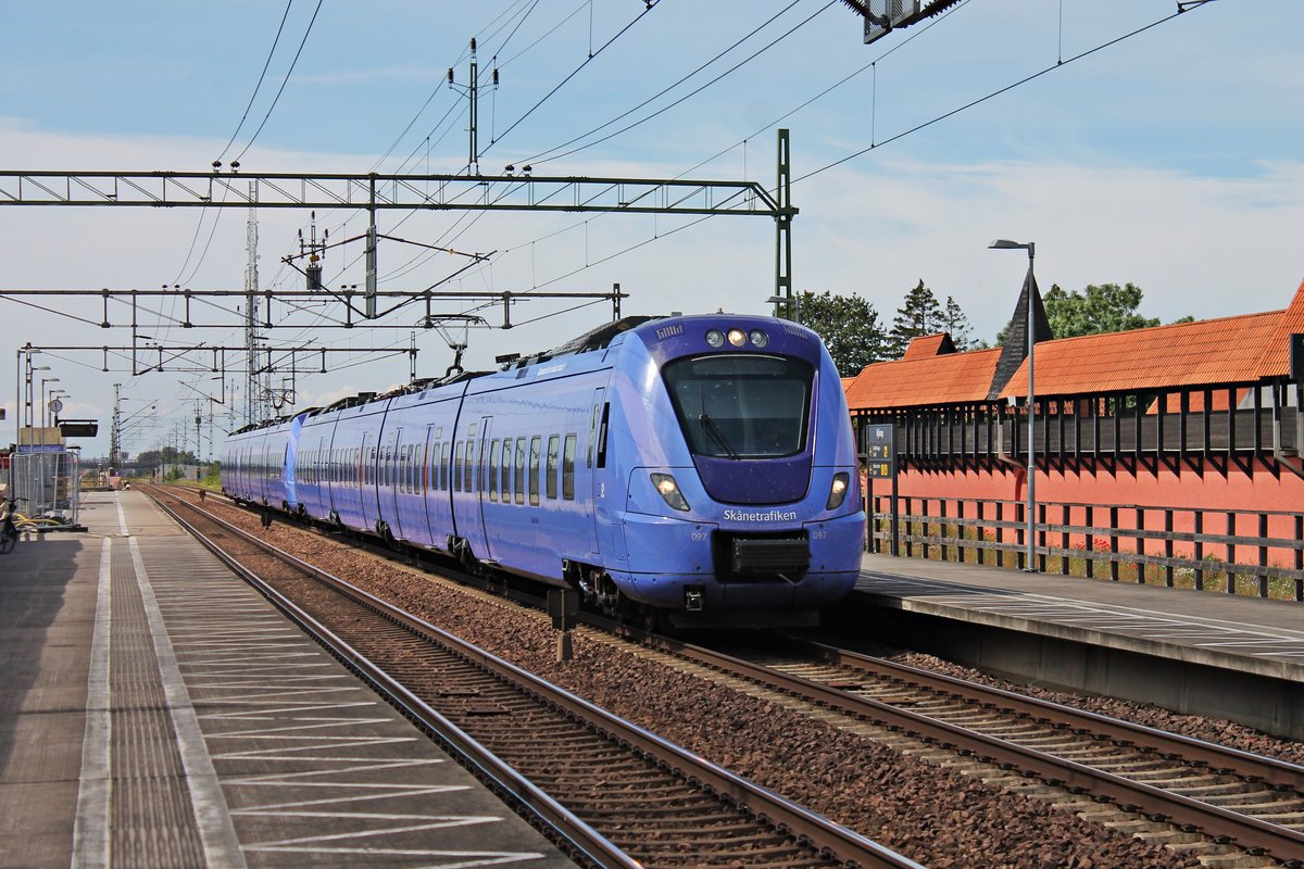Durchfahrt am Vormittag des 17.07.2019 von Skånetrafiken X61097 zusammen mit Skånetrafiken X61082 als Pågatågen durch den Haltepunkt von Hjärup in Richtung Lund.