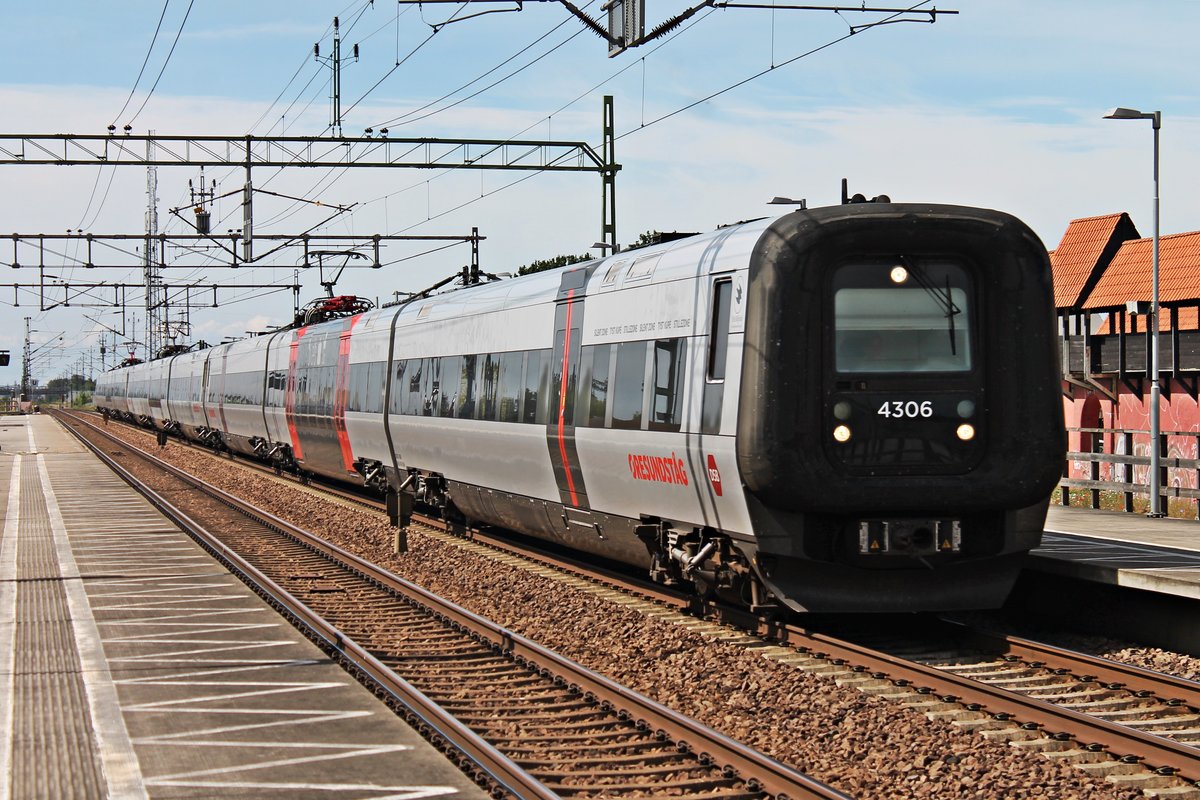 Durchfahrt am Vormittag des 17.07.2019 von DSB ET 4306 zusammen mit X31K 4375 und X31K 4313 durch den Haltepunkt von Hjärup in Richtung Lund.