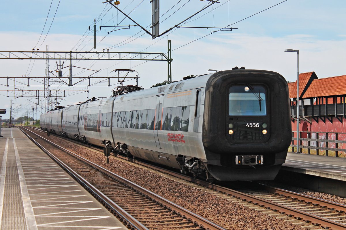 Durchfahrt am Vormittag des 17.07.2019 von X31K 4536 zusammen mit DSB ET 4310 durch den Haltepunkt von Hjräup in Richtung Lund.