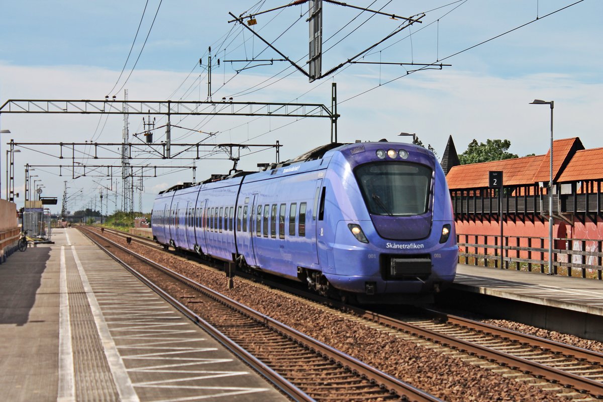 Durchfahrt am Vormittag des 17.07.2019 von Skånetrafiken X61001  Sally Bauer  als Pågatågen durch den Haltepunkt von Hjärup in Richtung Lund.