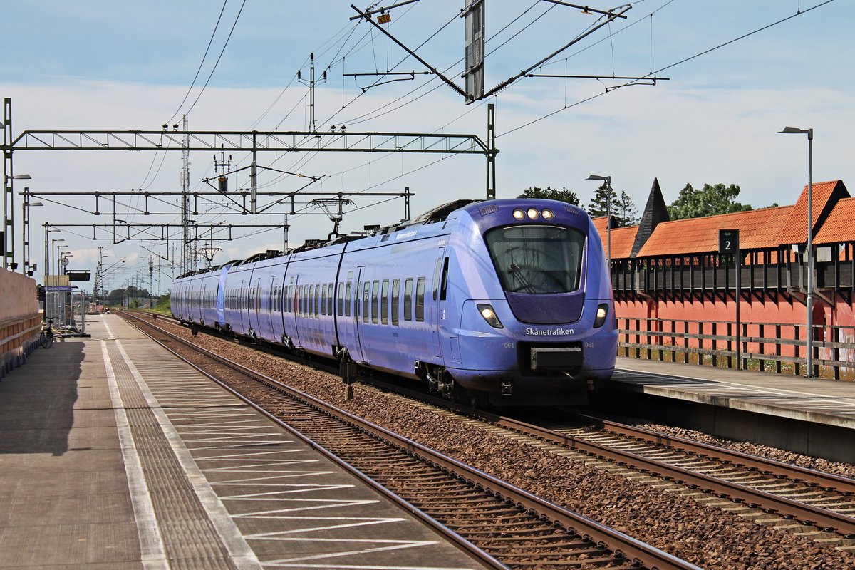 Durchfahrt am Vormittag des 17.07.2019 von Skånetrafiken X61061 zusammen mit Skånetrafiken X61080 als Pågatågen durch den Haltepunkt von Hjärup in Richtung Lund.