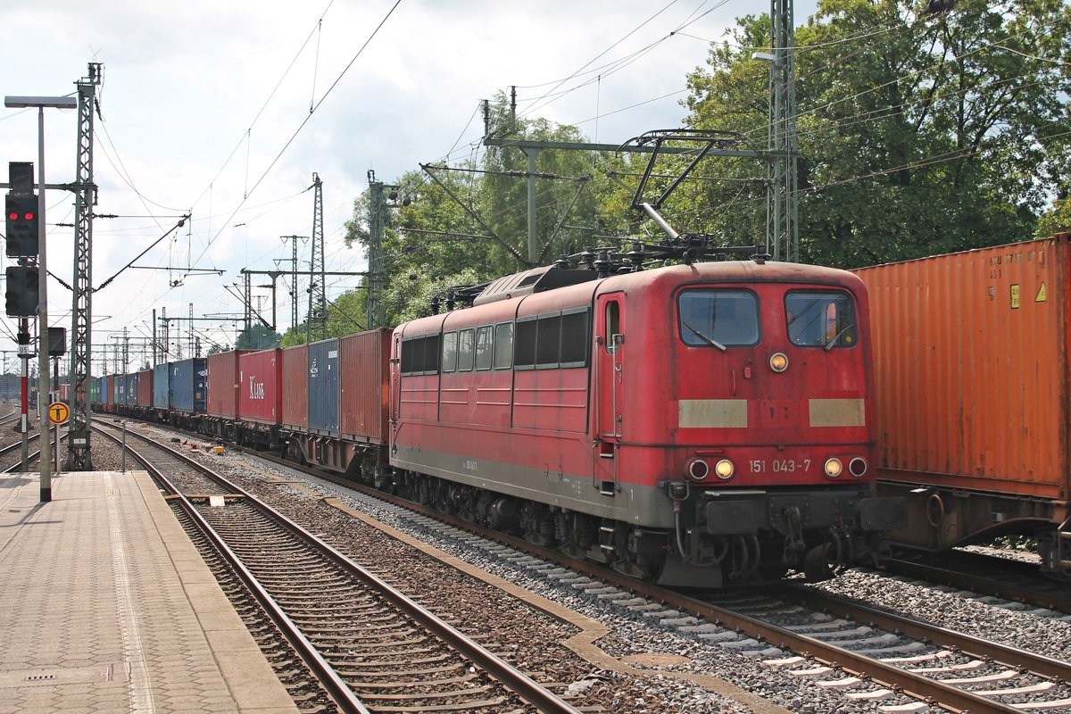 Durchfahrt am Vormittag des 19.07.2019 von Rpool/DBC 151 043-7 mit einem Containerzug in den Hamburger Hafen durch den Bahnhof von Hamburg Harburg.