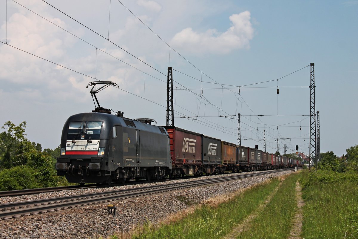 Durchfahrt am Vormittag des 25.05.2019 von MRCE/XRAIL ES 64 U2-028 (182 528-0) mit dem  MAGETRA -Containerzug aus Belgien, welchen sie seit Aachen West bespannte, durch den Bahnhof von Heitersheim in Richtung Schweizer Grenze.
