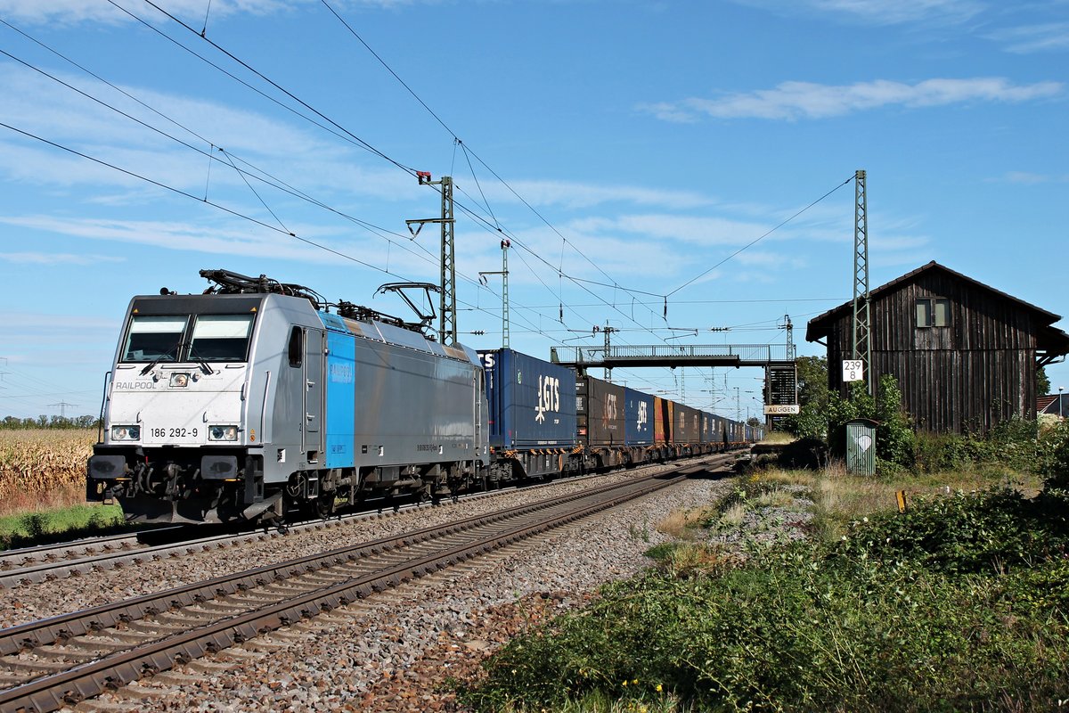 Durchfahrt am Vormittag des 29.09.2019 von Rpool/XRAIL 186 292-9  mit dem  GTS -Containerzug (Zeebrugge - Piacenza), welche den Zug seit Aachen West bespannte, durch den Haltepunkt von Auggen in Richtung Basel, wo sie ihren Zug an die BLS Cargo übergeben wird.