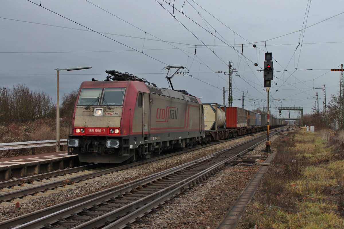 Durchfahrt von Baecon Rail/Crossrail 185 590-7 am 20.12.2013 mit einem buntem Kistenzug in Orschweier gen Freiburg.