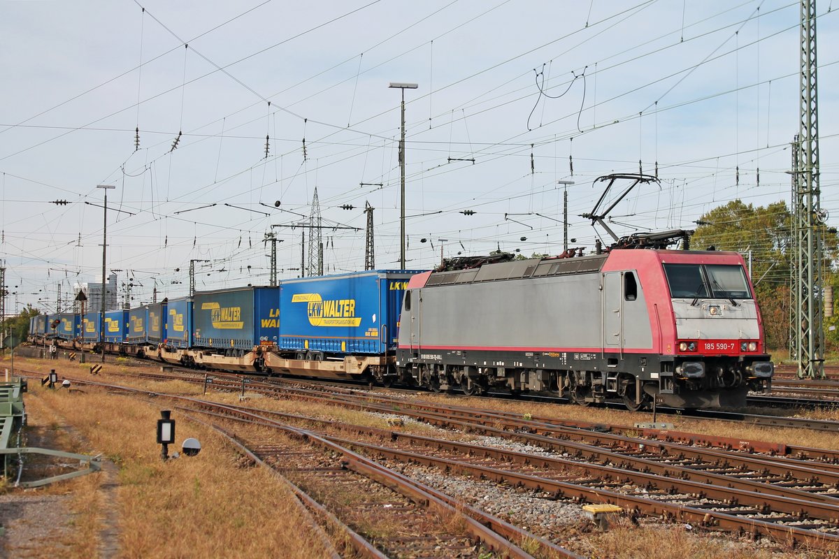 Durchfahrt von BRLL/XRAIL 185 590-7 am Nachmittag des 04.10.2017 mit einem  LKW Walter -KLV aus Zeebrugge (B) durch den Badischen Bahnhof von Basel in Richtung Rangierbahnhof Muttenz. (Fotostandpunkt von öffentlich zugänglichen Parkplatz)