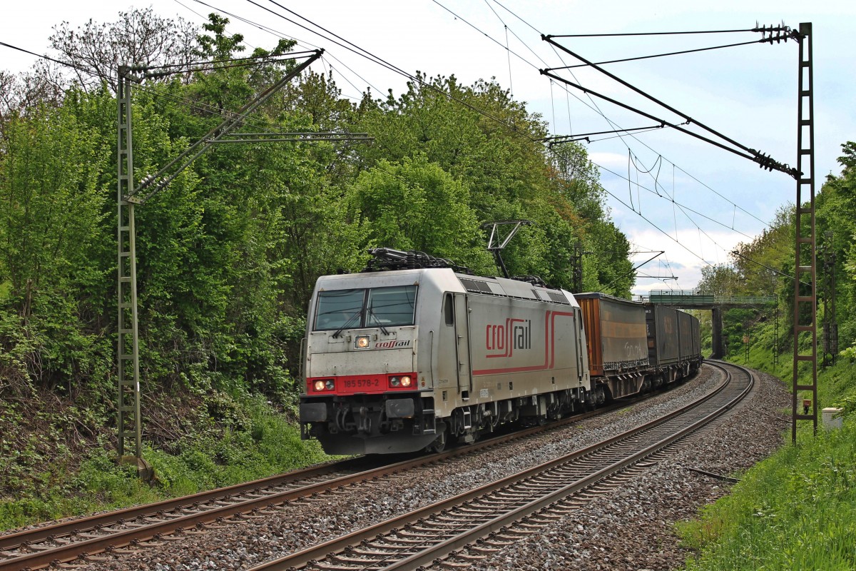 Durchfahrt von CBRail/Crossrail 185 578-2 am 09.05.2013 mit dem G.T.S. Containerzug in der sdlichen Kurve von Schallstadt gen Freiburg.