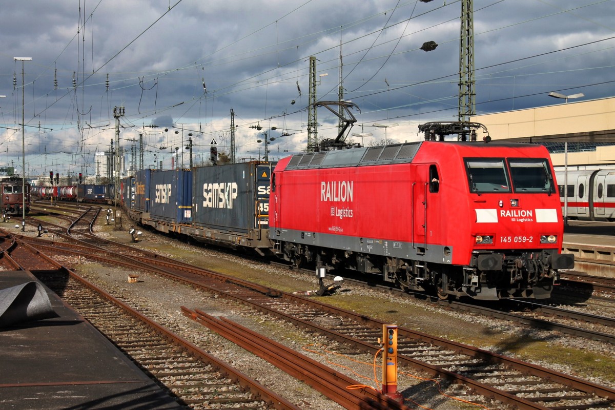 Durchfahrt von DB Schenker 145 059-2 mit einem langen Containerzug aus Richtung Norden über Gleis 1 in Basel Bad Bf gen Muttenz. (11.02.2014)