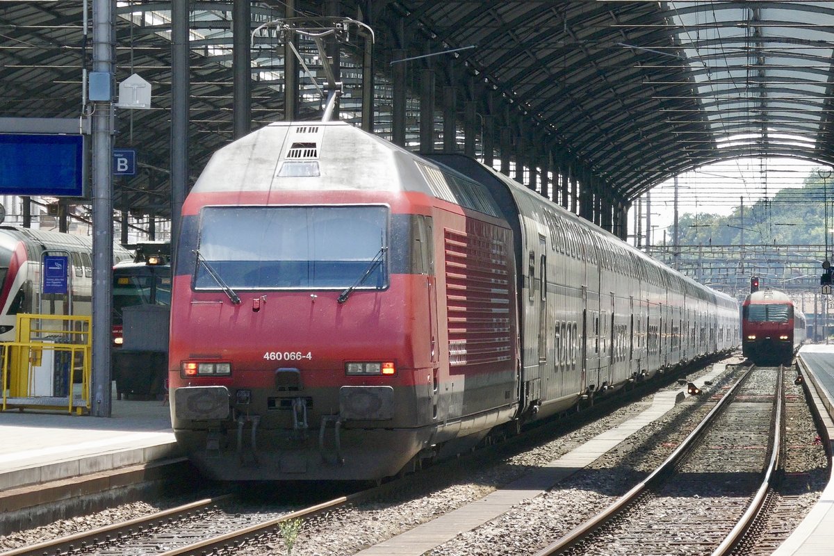 Durchfahrt des IC1 der von der Re 460 066 nach Genf gestossen wird, wärend der IC61 Einfährt, am 30.6.18 in Olten