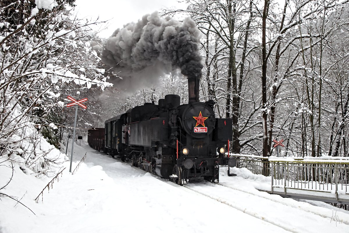 Durchfahrt des mit der 431.032 (ex ÖBB 93.1360) bespannten (Foto-)Güterzugs durch die Haltestelle Poniklá zastávka. (13.01.2019)
