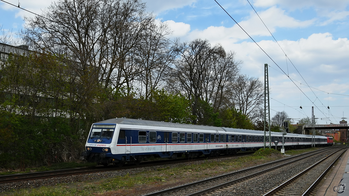 Durchfahrt des zusätzlichen RB48-Ersatzzuges, hier zu sehen im April 2021 auf dem Ferngleis in Wuppertal-Unterbarmen.