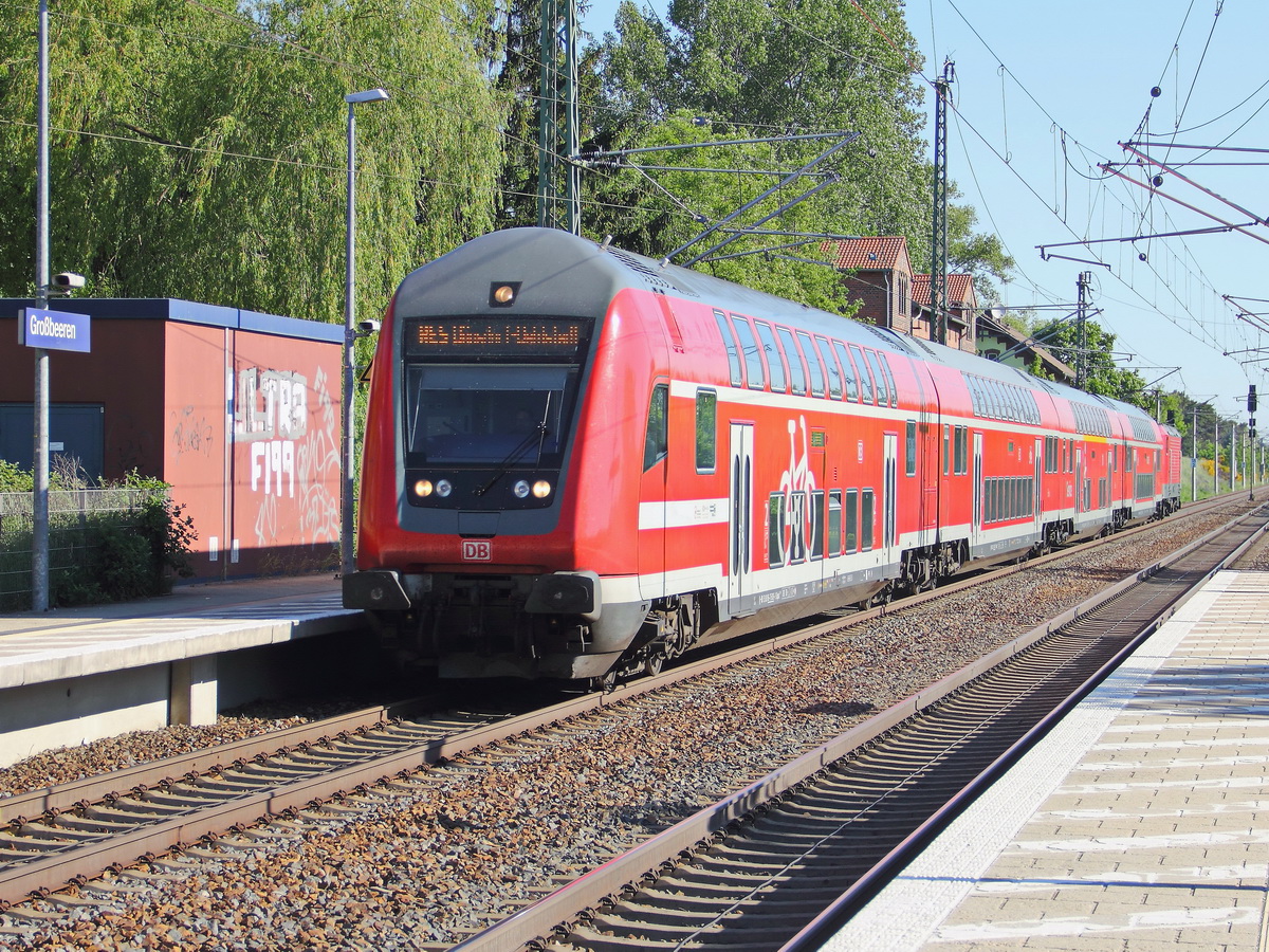 Durchfahrt Doppelstock Steuerwagen mit Schublok 112 104 als RE 5 nach Wünsdorf Waldstadt durch den Bahnhof Großbeeren am 28. Mai 2017.
