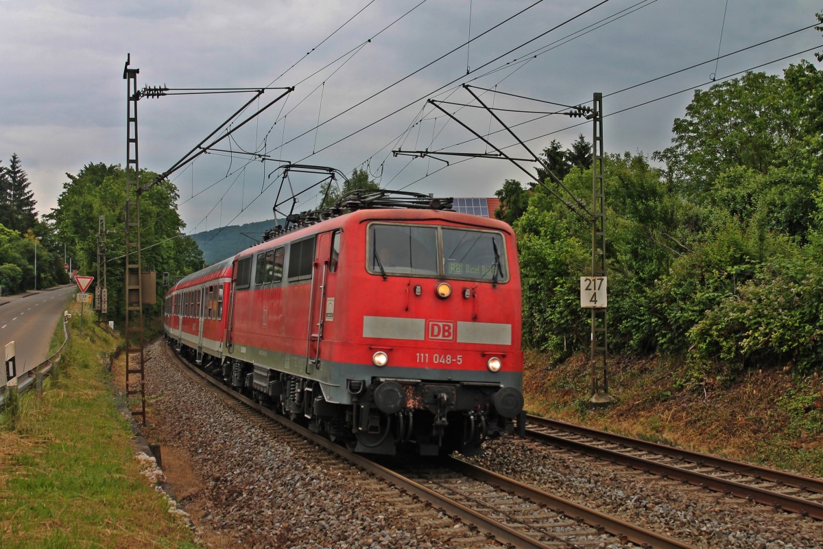 Durchfahrt durch die S�dkurve von Schallstadt am 25.06.2013 von der Freiburger 111 048-5 mit einer RB nach Basel Bad Bf.