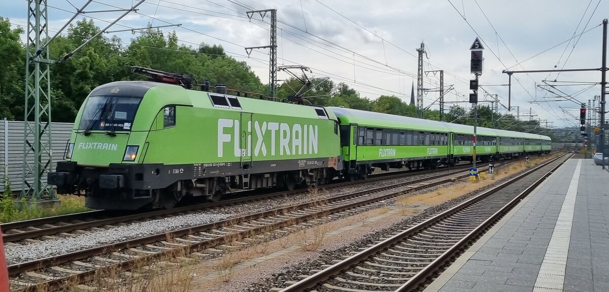 Durchfahrt eines Flixtrain in Erfurt Hauptbahnhof am 05.08.2022