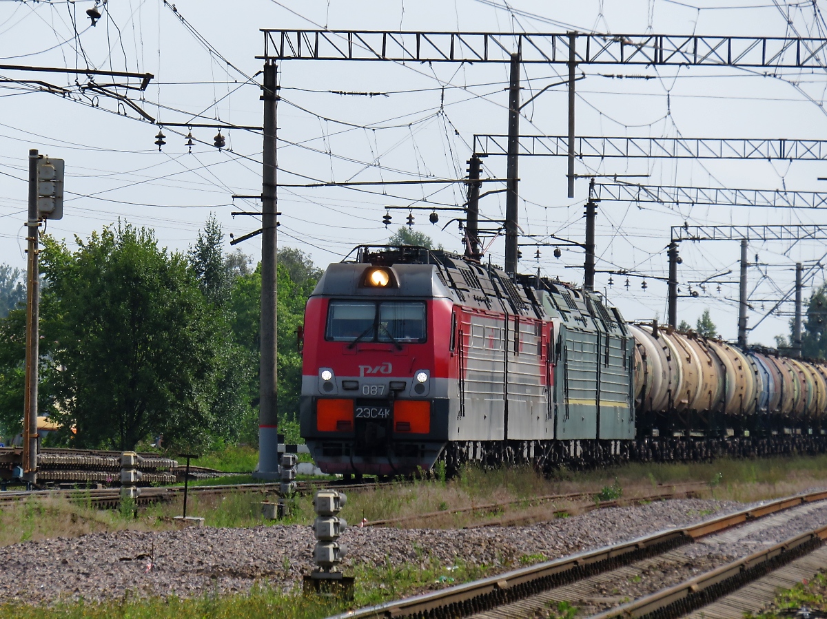 Durchfahrt eines Güterzuges im Bahnhof Царское Село (Zarskoje Selo), bei St. Petersburg, 19.8.17
2ЭС4К (2ES4K) 087 zieht eine weitere, abgebügelte Lok und gefühlt hundert weitere Güterwagen. Wer mag, kann sie hier zählen:
http://www.bahnvideos.eu/video/Russland~Wagen~Guterwagen/20842/durchfahrt-eines-gueterzuges-im-bahnhof-1062107210881089108210861077.html