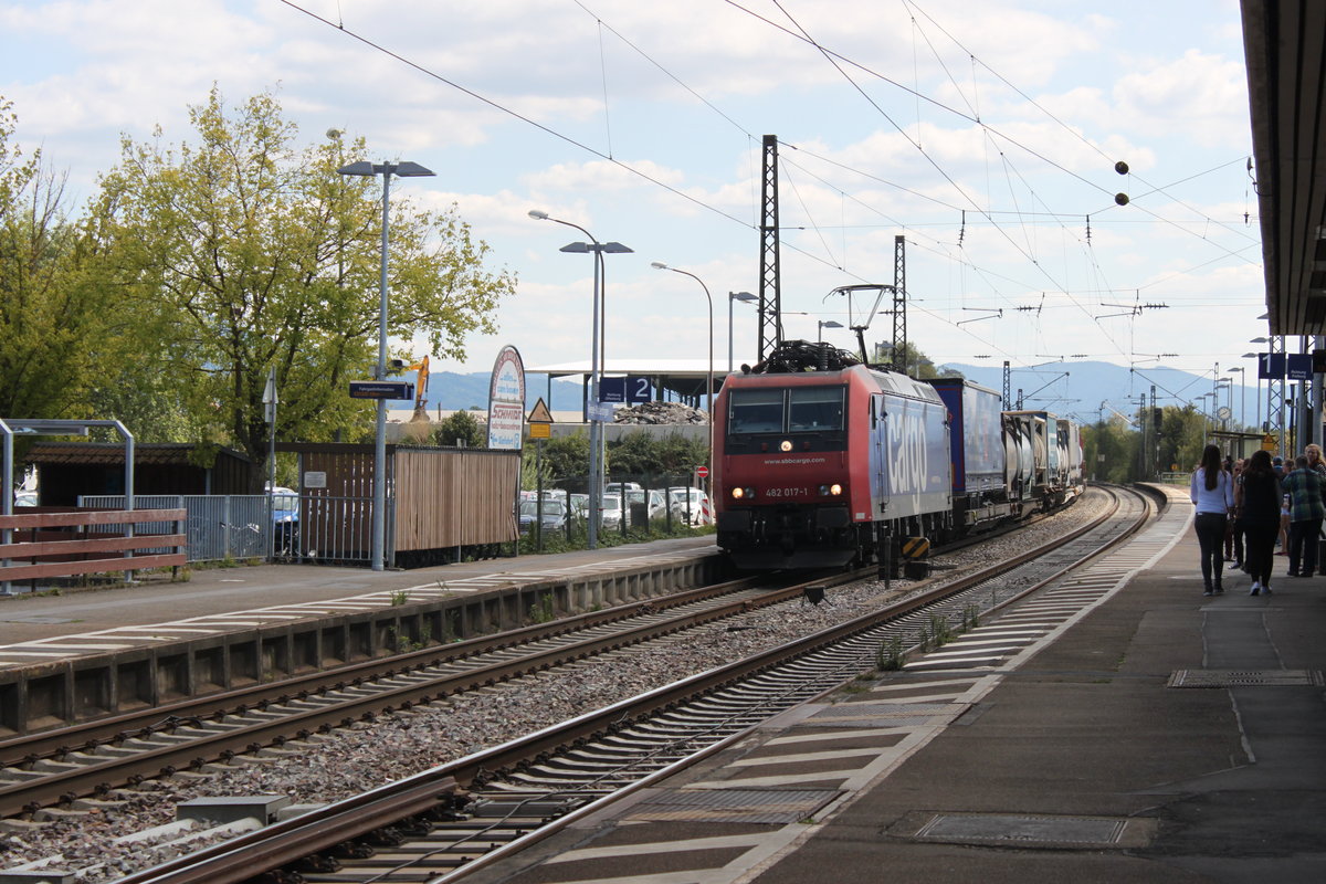 Durchfahrt eines KLV-Zuges im Bahnhof Riegel-Malterdingen am 09.09.2015.