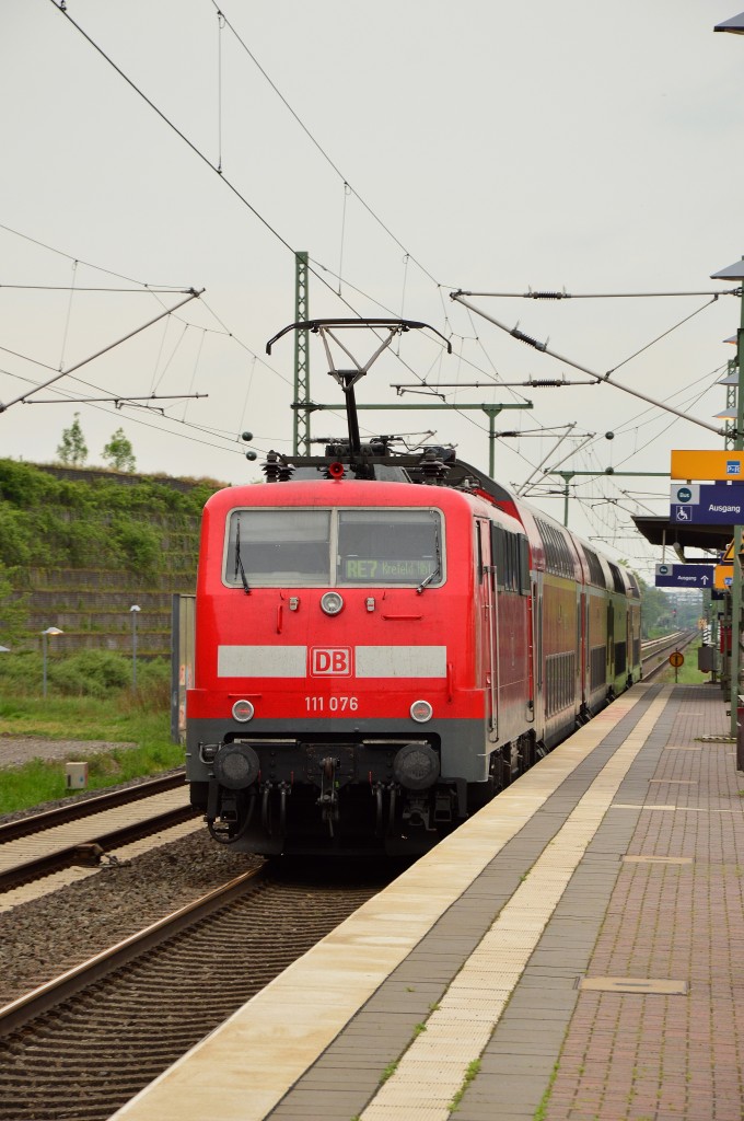 Durchfahrt eines RE7 nach Krefeld in Allerheiligen, geschoben von der 111 076.  27.4.2014
