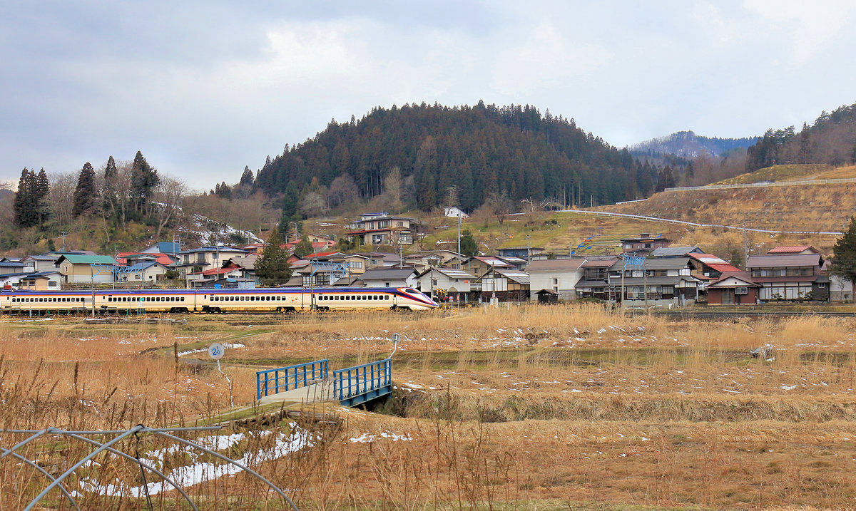 Durchfahrt eines Yamagata Shinkansen im Bergdorf Uzen Nakayama im Hochland von Yamagata. 16.März 2019  