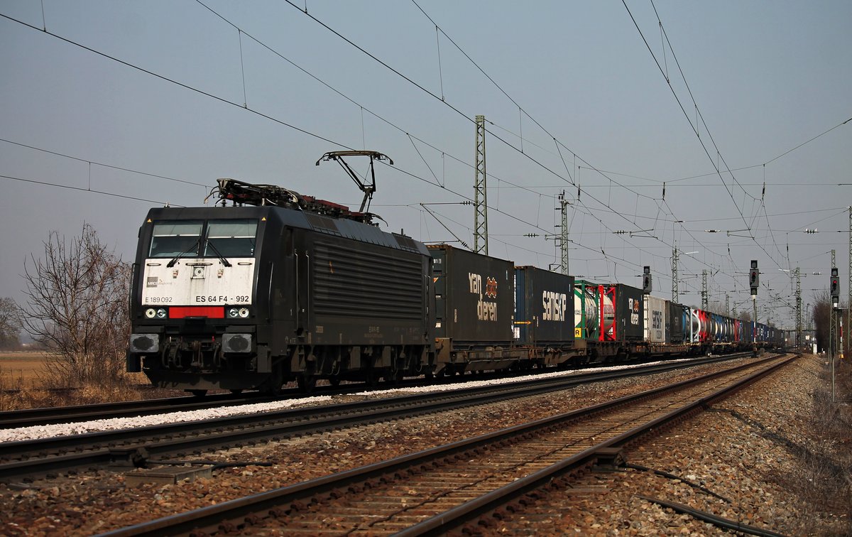 Durchfahrt von ES 64 F4-992 (189 092-0) am 18.03.2015 mit einem Containerzug in Orschweier gen Schweizer Grenze.