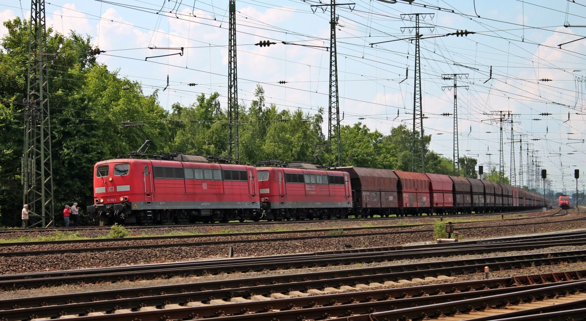 Durchfahrt von ex. AK 151 102-1 zusammen mit 151 085-5 am 08.06.2013 mit einem schweren Kohlezug in Koblenz-Ltzel gen Koblenz-Mosel.
