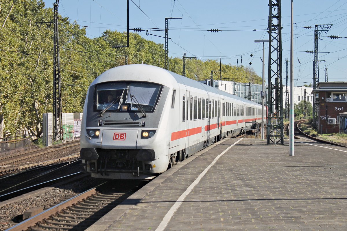 Durchfahrt vom IC-Steuerwagen D-DB 73 80 80-91 138-0 (Bauart: Bpmmbdzf 286.1), als dieser am Nachmittag des 27.09.2018 an der Zugspitze eines InterCitys von der schiebenden 101 099-0 war, durch den Bahnhof von Köln Süd in Richtung Köln Westbahnhof/Hauptbahnhof.
