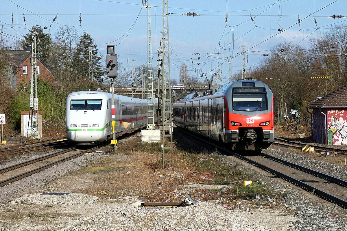 Durchfahrt ICE 1 401 059-9 in Haltern am 26.02.2022 Richtung Recklinghausen .
RE 42 Flirt3 Niers – Haard - Express - Abfahrt nach Münster.